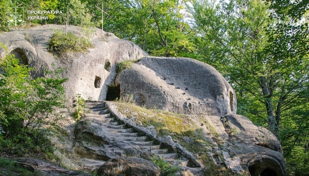 На Львівщині прокуратура зобов’язала укласти охоронний договір на унікальний скельний комплекс