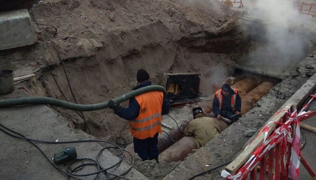 Vitali Klytschko montre le travail des équipes municipales qui rétablissent le chauffage à Kyiv après une attaque russe