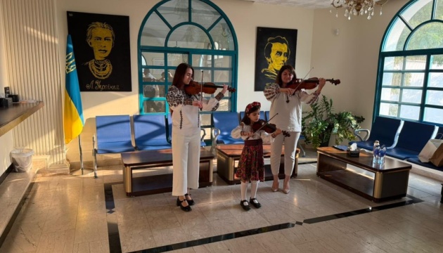 У консульстві України в Дубаї відкрили «Книжкову оазу»