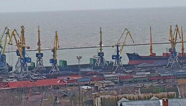 Росіяни поновили морську навігацію в Маріуполі - завезли боєприпаси, вантажать вугілля й зерно