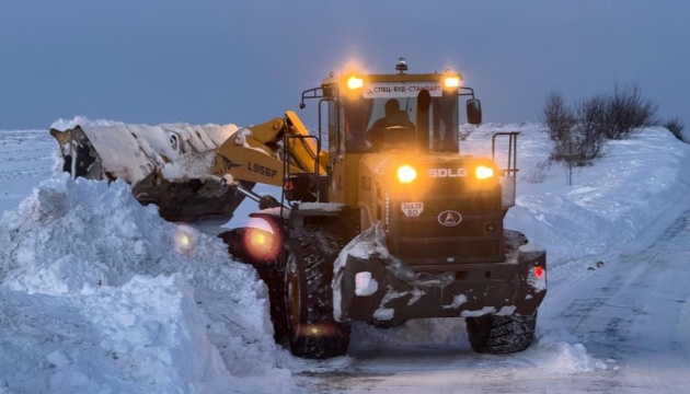 За день випало до 10 сантиметрів снігу: як розчищають головні дороги України