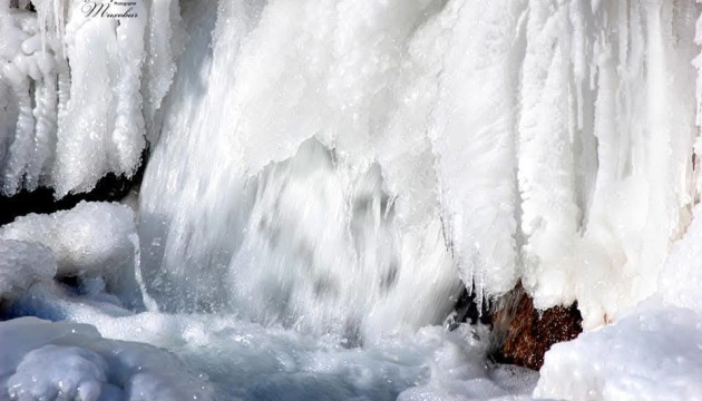 На Тернопільщині замерз Джуринський водоспад