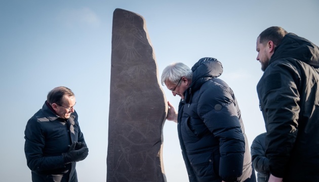 На Київщині відкрили копію рунічного каменя на честь загиблого тисячу років тому вікінга