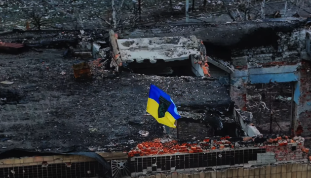 Ukrainian National Guard raises flag over Kupiansk city hall