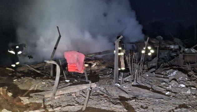 Війська РФ поцілили дроном по будинку на Чернігівщині, поранені двоє цивільних