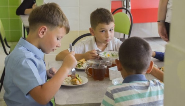 На харчування учнів початкових класів у прифронтових та прикордонних громадах спрямують майже 90 мільйонів