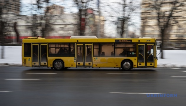 На правому березі столиці рух наземного електротранспорту дублюють автобуси