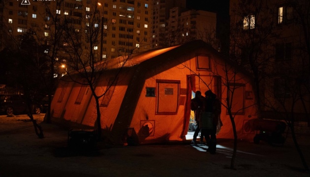 У Києві курсанти та викладачі вишів ДСНС допомагають постраждалим від ворожих обстрілів