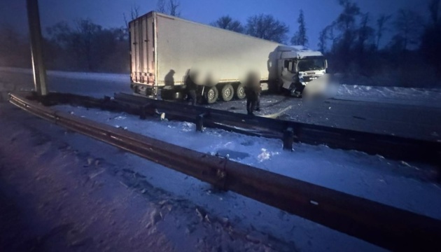 На Київщині через ДТП заблокований рух на трасі Київ-Чоп