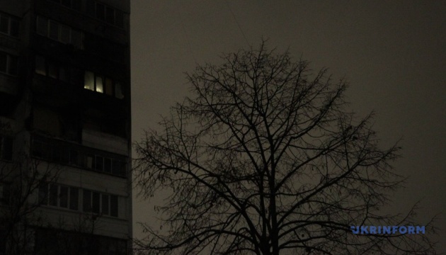 У Києві та кількох районах тривають аварійні знеструмлення - графіки не діють