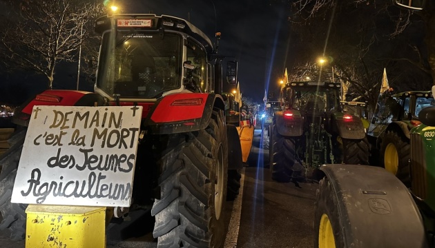 Протести французьких фермерів: 350 тракторів зупинились у Парижі перед Нацасамблеєю