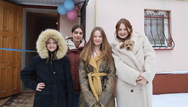 Двом багатодітним родинам переселенців держава придбала будинки на Львівщині