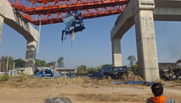 У Таїланді будівельний кран упав на пасажирський потяг - десятки загиблих і постраждалих