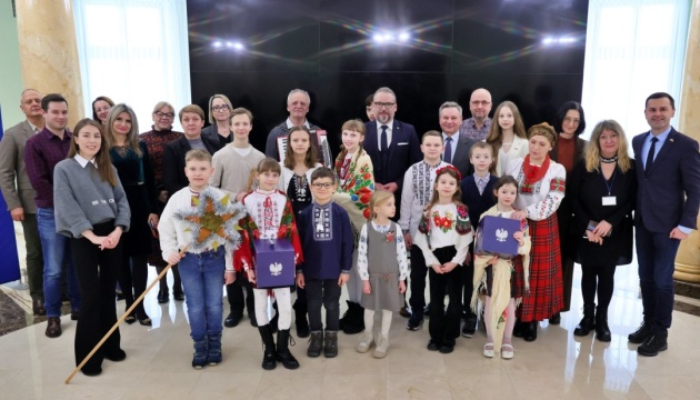 У Польщі дитячий ансамбль «Веселики» завітав з колядками до влади Любліна