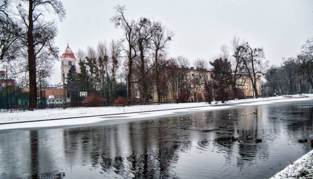 FMs Sybiha and Sikorski commend Ukrainian man for rescuing twin sisters in Poland