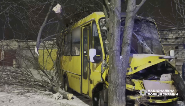 У Кременчуці маршрутка з пасажирами врізалася в дерево