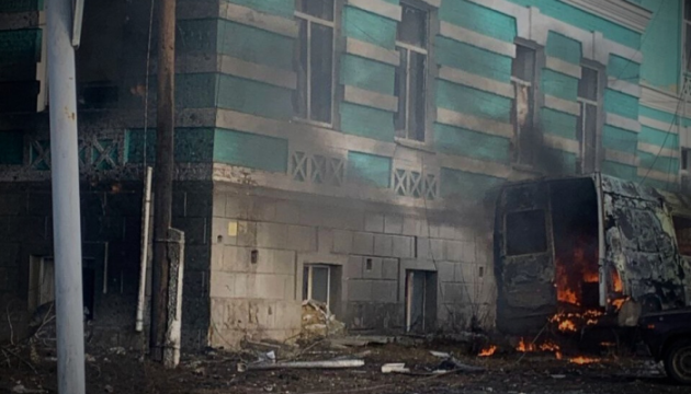 Les forces russes larguent une bombe aérienne guidée sur le centre de Bilopillia : un mort, quatre blessés