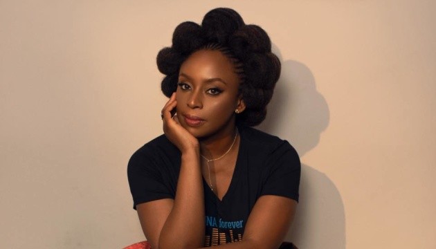 Відома нігерійська письменниця звинувачує лікарню в недбалості після смерті сина