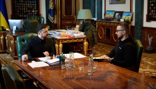 Зеленський обговорив підтримку волонтерства зі Стерненком