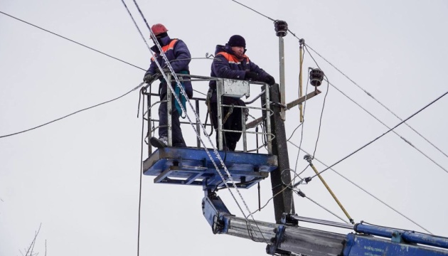 スヴィリデンコ宇首相、エネルギー作業員の復旧作業の様子を公開