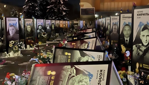 У Рівному жінка пошкодила портрети Героїв України