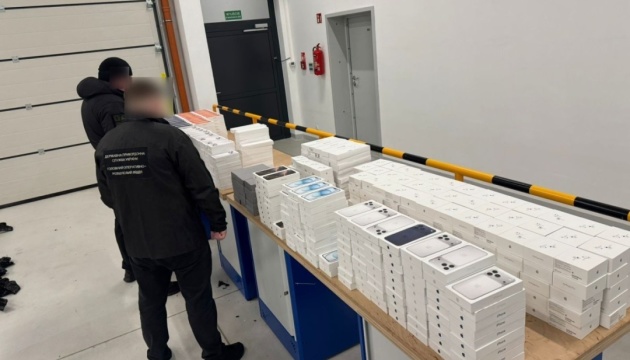На Львівщині в мікроавтобусі знайшли контрабандну техніку Apple на ₴35 мільйонів