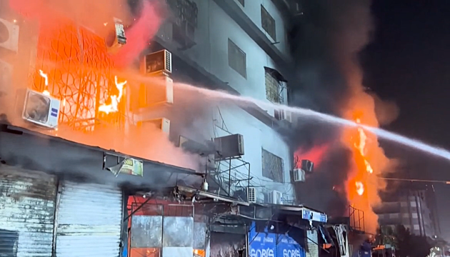 У Пакистані сталася пожежа в торгівельному центрі - є загиблі