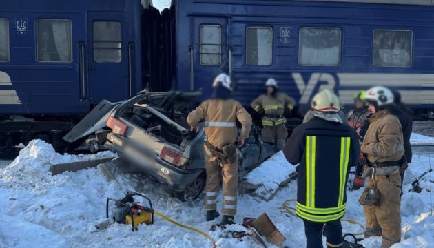На Прикарпатті авто зіткнулося з поїздом, серед постраждалих - дитина