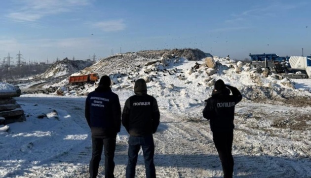 Розкрадання на вивезенні відходів: поліція проводить обшуки у трьох областях
