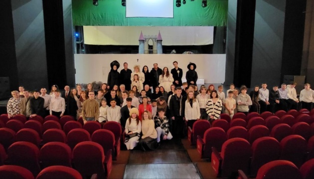 Orphaned Ukrainian children attend “Witch of Konotop” performance in Łódź