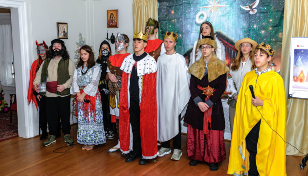 Юні українці у Філадельфії завдяки акції «Колядуймо разом!» зібрали $4 тис. для ЗСУ