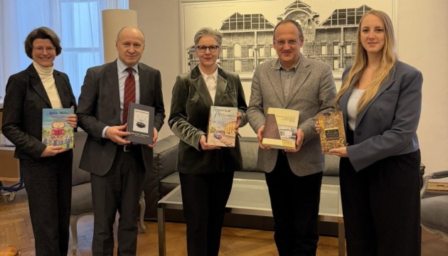 «Українська книжкова поличка» в головній бібліотеці Австрії поповнилася сотнею нових видань
