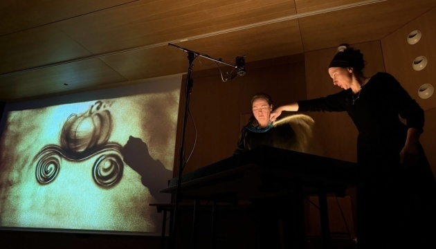 À Strasbourg, une troupe ukrainienne présente le spectacle de sable animé « Cendrillon »