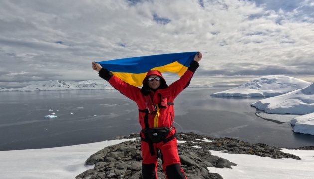 Ukrainian polar researchers form chain of unity near Akademik Vernadsky station