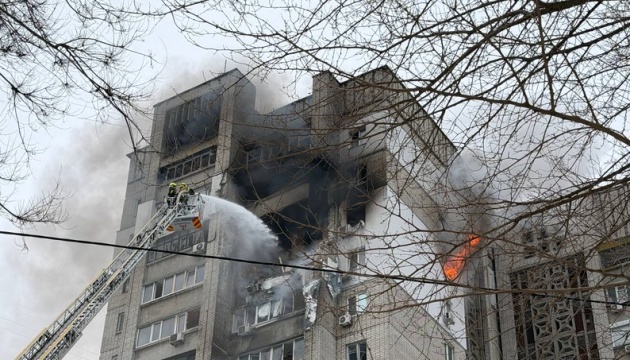 У Дніпрі дрон влучив у житловий будинок 