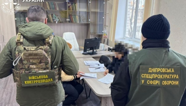 Продаж довідок про «непридатність»: на Дніпропетровщині голова та члени ВЛК отримали підозру