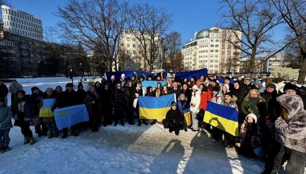 Біля пам’ятника Шевченку у Варшаві до Дня Соборності утворили символічний «Ланцюг єдності»