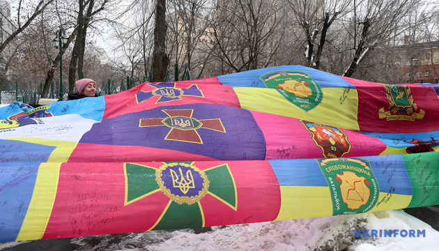 У Харкові до Дня Соборності розгорнули 80-метровий стяг, зшитий із прапорів підрозділів