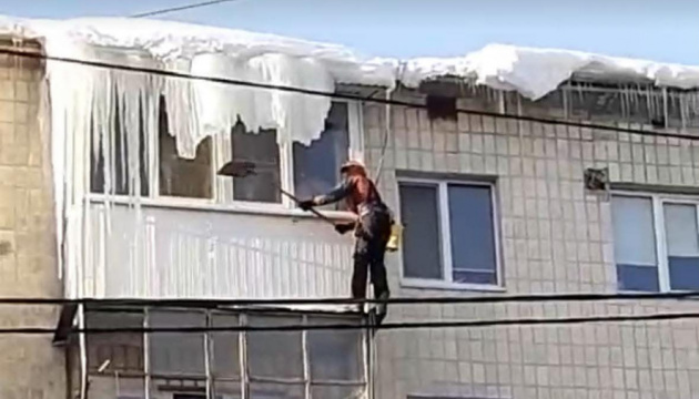 У Тернополі альпініст збив велетенську бурульку, яка стала «героїнею» соцмереж