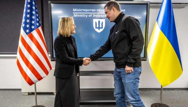 Fedorov aborda la cooperación en defensa aérea y drones con la encargada de negocios de EE. UU.