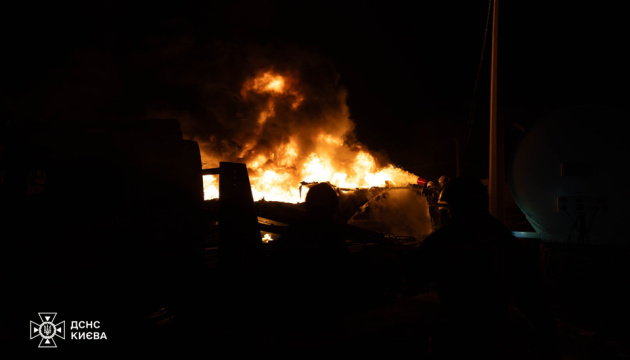 キーウへの夜間攻撃被害：住宅、商業施設、菓子工場が損傷、死者１名、負傷者複数