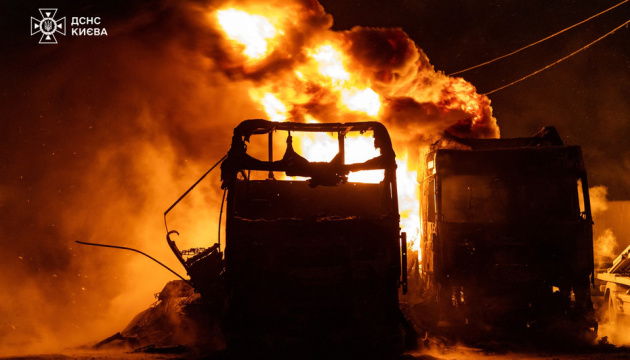 Nächtlicher Angriff auf Kyjiw: Häuser, Einkaufszentrum und Süßwarenfabrik beschädigt, eine Tote und Verletzte