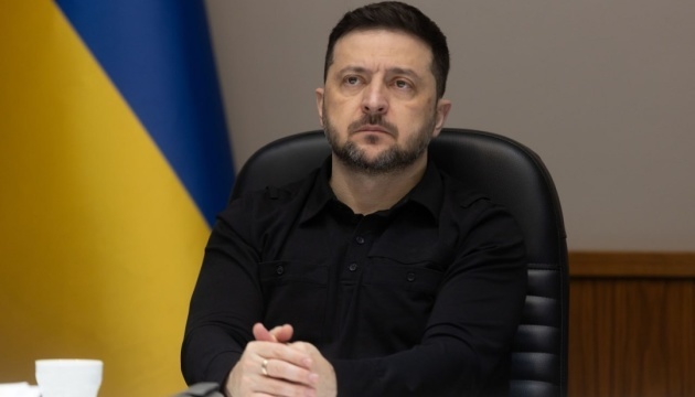 Zelensky habla durante el servicio conmemorativo en honor a las víctimas del Levantamiento de Enero 