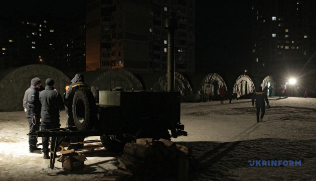 У Деснянському районі Києва розгорнули пункти обігріву за адресою: вулиця Лаврухіна, 11 / Фото: Геннадій Мінченко, Укрінформ