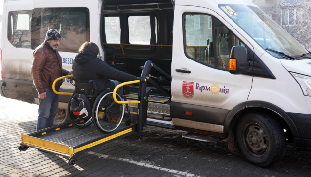 Вінничанам на кріслах колісних за рік надали 12,5 тисячі послуг із перевезення спецтранспортом