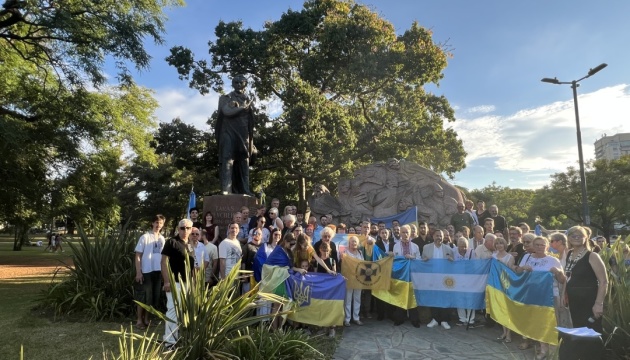 У Буенос-Айресі утворили «Ланцюг єдності» біля пам’ятника Шевченку
