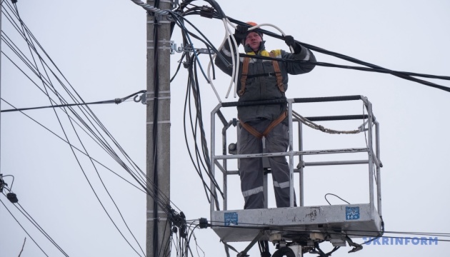 ДТЕК: у січні після російських атак повернули світло понад 4,5 мільйона споживачам