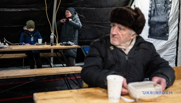 У Києві на Троєщині запрацював черговий пункт обігріву / Фото: Данило Антонюк, Укрінформ