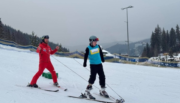 На Львівщині ветеран, який втратив чотири кінцівки, став на лижі