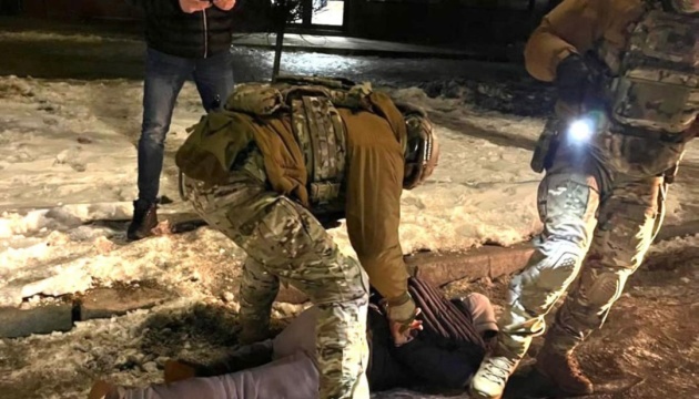 Автомати, набої та протитанковий гранатомет: на Закарпатті заблокували три канали збуту зброї